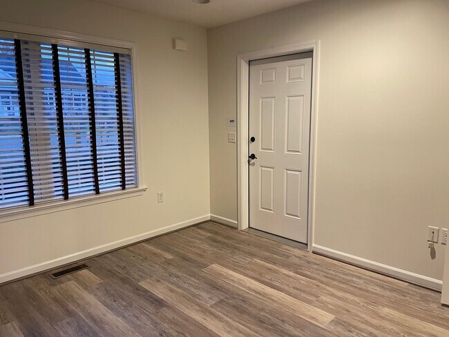 Building Photo - Beautiful 3 bedroom 2 bathroom Rancher in Great Manheim Location!