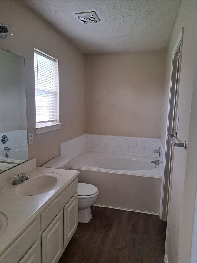 Building Photo - 26815 Cypresswood Dr