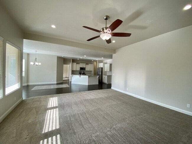 Building Photo - SPACIOUS HOME FOR RENT!