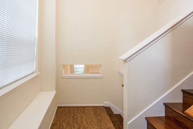 Building Photo - 127 N Villa Oaks Dr