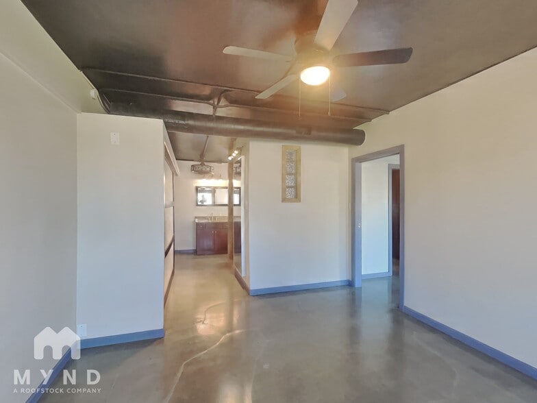 Building Photo - 349 E Thomas Rd