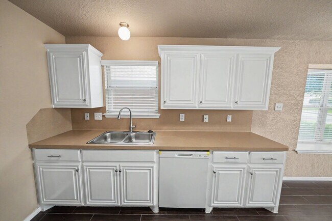 Building Photo - Spacious Single-Story Home with Solar Panels - Realtor Commission: $500
