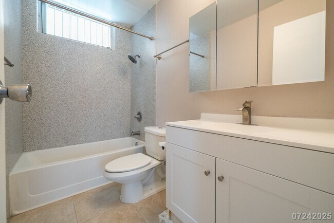 Building Photo - 2 Bed 1 Bath in Waikalani Woodlands