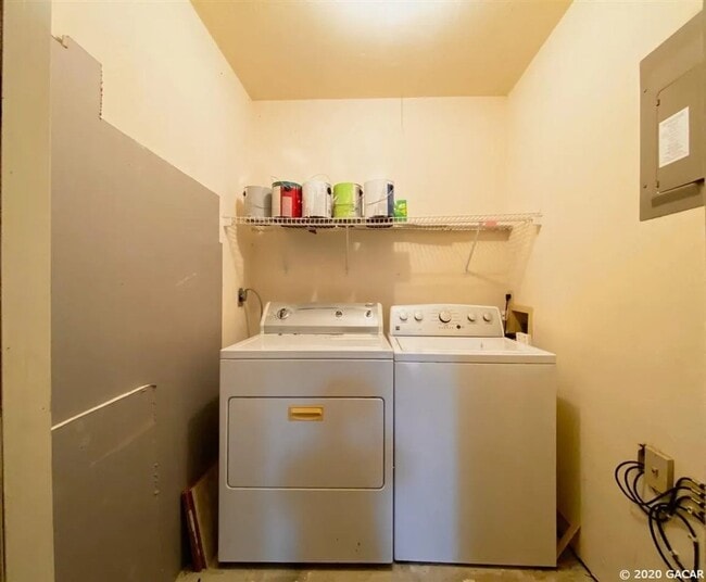 Building Photo - Rockwood Villas – Charming 2/2 Townhome Close to Everything!