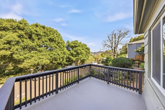 Building Photo - 31 Acacia Ave