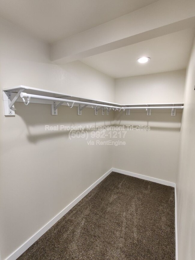 Building Photo - 44102 Dimmick Rd