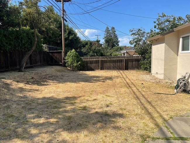 Building Photo - Concord Beautiful 3 bedroom 2 bath home, 1...