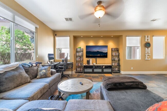 Building Photo - Charming 3 Bedroom Home in the Heart of So...