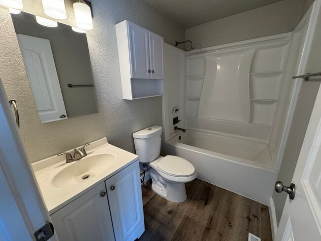 Building Photo - 3 bedroom, 2 bath, two car garage in Stead- pets welcome!