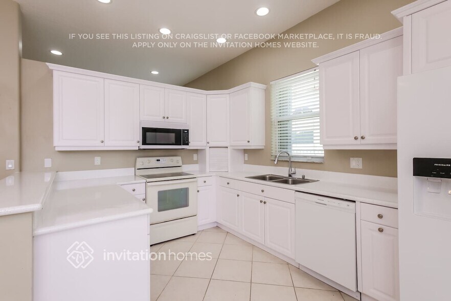 Building Photo - 5213 SW 158th Ave