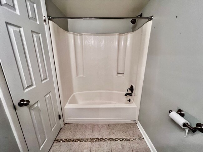 Building Photo - AMAZING 2 BED / 2 BATH CONDO – ONLY 8 BLOCKS FROM THE BEACH!