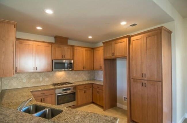 Building Photo - Newer Home - Great Location!