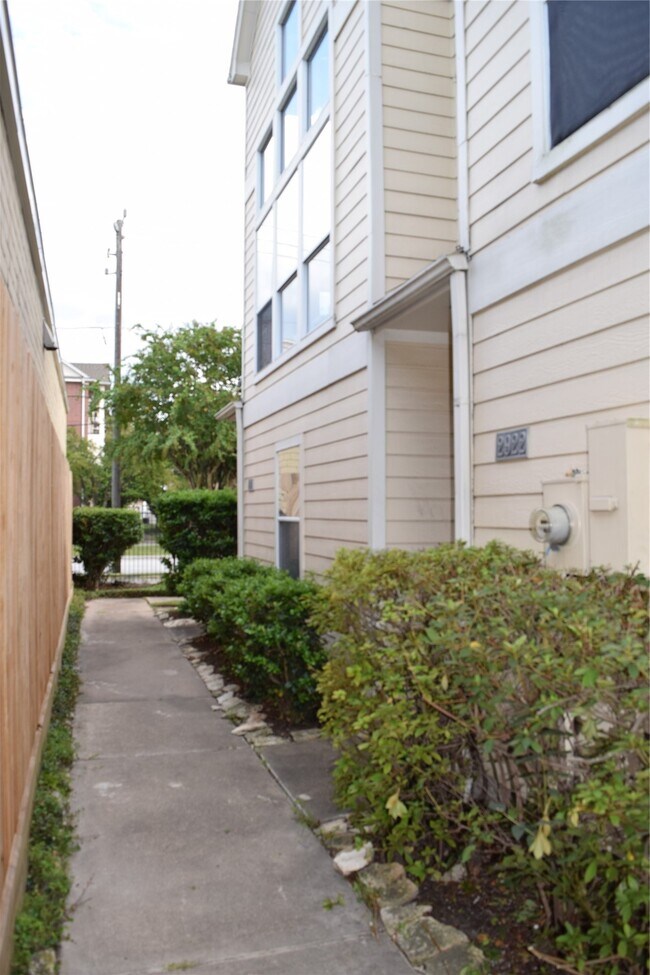 Building Photo - 2922 Crawford St