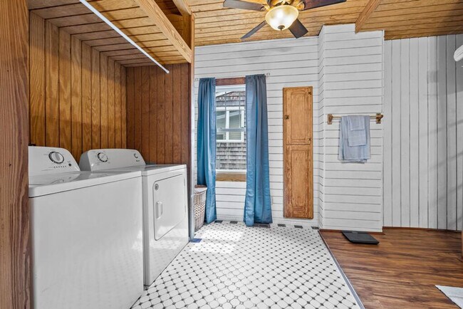 Building Photo - 912 Little Bay Ave