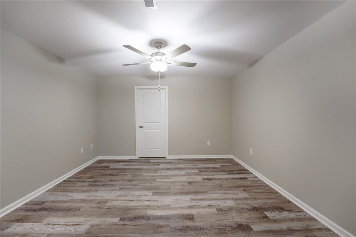 Building Photo - 552 Creek Rd