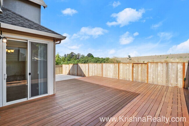 Building Photo - Stunning 4 BD* 2.5 BA* Single Family Home ...