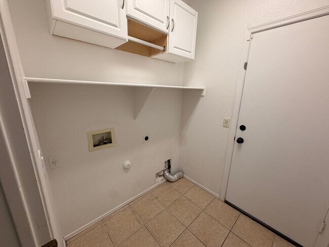 Building Photo - Beautiful 3 Bed / 2 Bath Surprise Home with *NO Carpet*