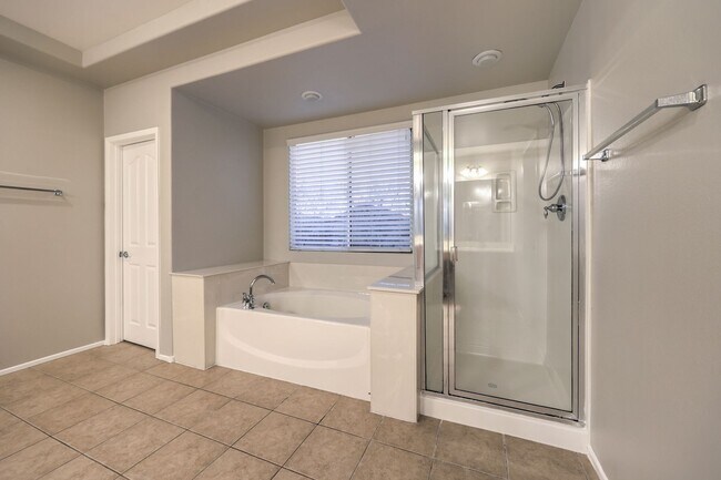 Building Photo - Gorgeous 6Bed/5Bath/4Car, 2-Story Home located in the Mountains Edge