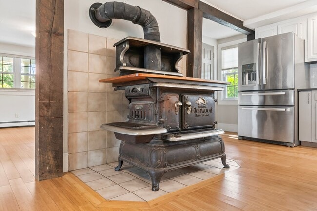 Building Photo - New England Style Farm House for RENT in P...