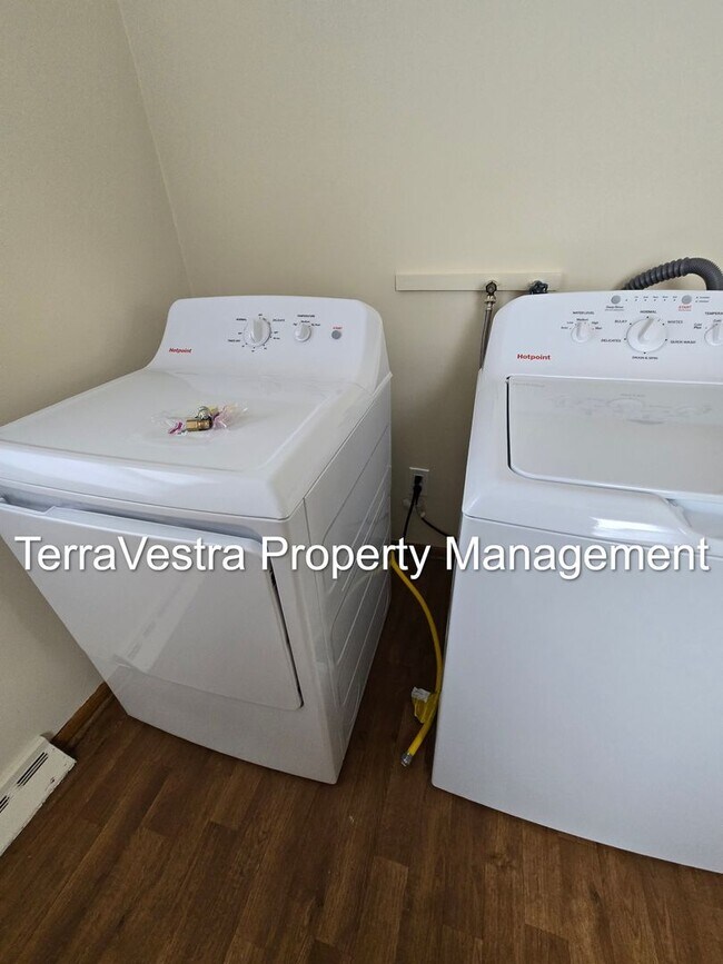 Building Photo - Available 1/2026! 6 Bedroom College Rental 2 Kitchens!!