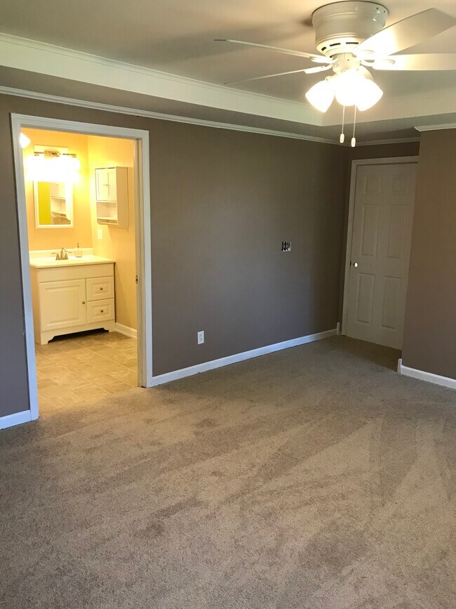 Building Photo - 87 Erie Beach Rd