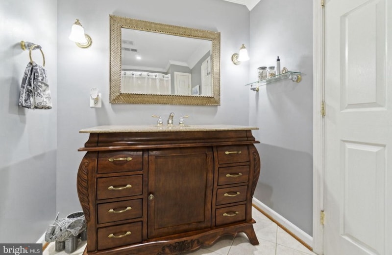 Building Photo - 2 Palace Ln