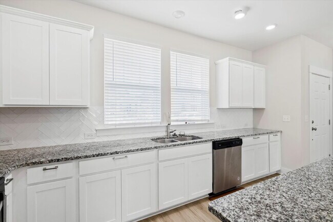 Building Photo - "Charming Townhouse within Carnes Crossroa...