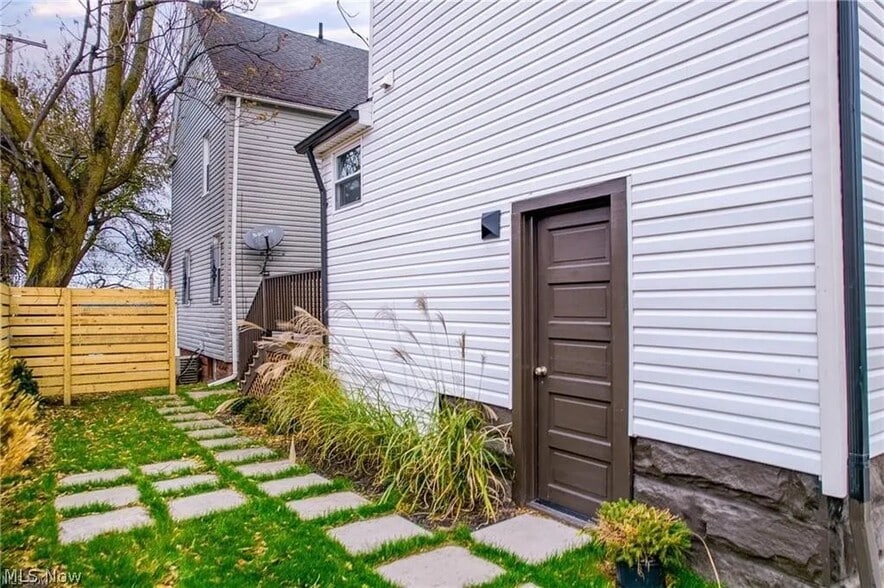 Building Photo - 1422 W 77th St