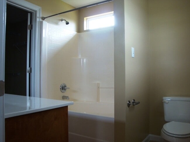 Building Photo - Charming 3BR/2BA Home with Fenced Yard, Ga...