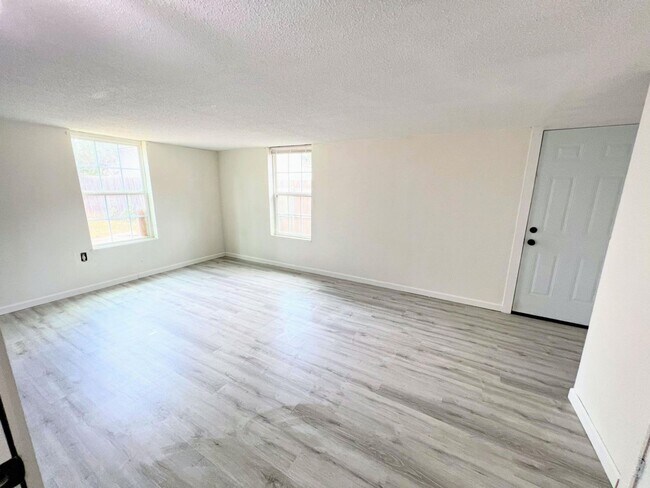Building Photo - PRE-LEASING FOR FALL: Check out this Renov...