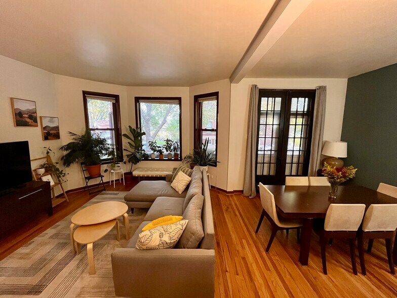 Building Photo - 906 N Oakley Blvd