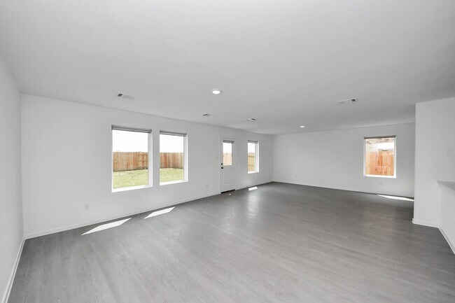 Building Photo - 3012 Sunrise Dr