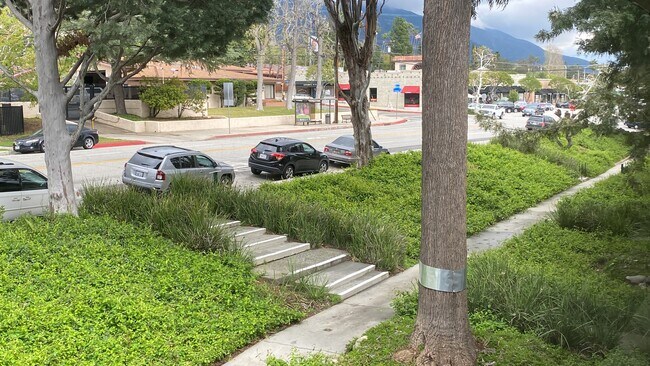 Building Photo - 770 E Mariposa St