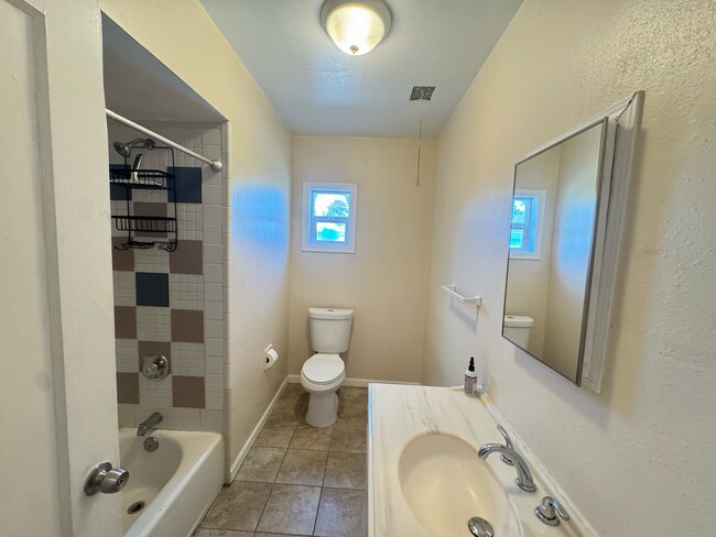 Building Photo - 611 Sheridan St