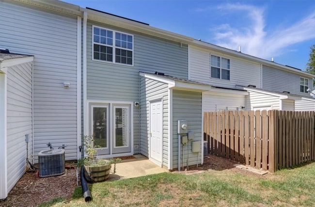 Building Photo - Amazing 2 bedroom 2.5 bathroom townhouse in NW Greensboro Keswick Place. Lawn care included.