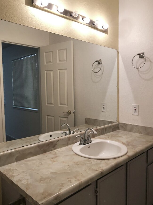 Building Photo - Spacious 3 Bedroom Condo