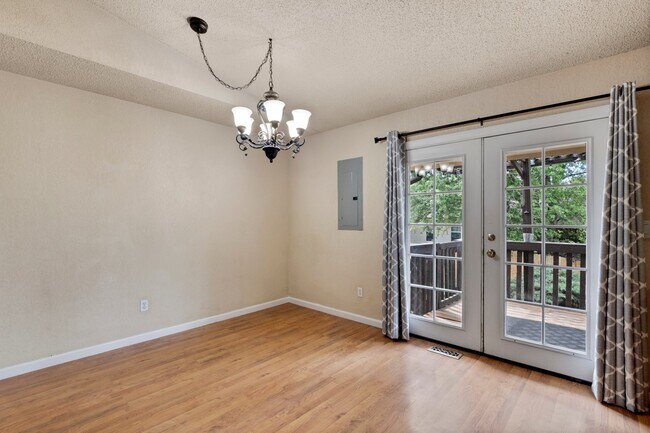Building Photo - 3020 Avondale Dr