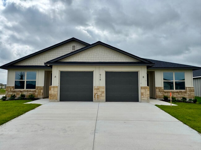 Primary Photo - 914 Switchgrass Dr