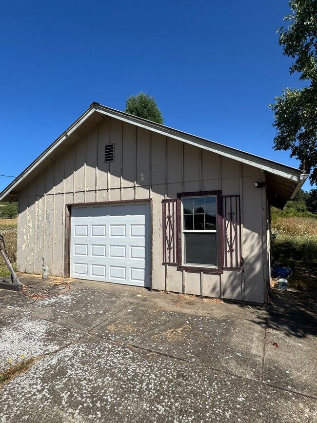 Building Photo - Charming Rural Retreat with Shop, Detached Office & Fenced Yard – Just Minutes from Town!
