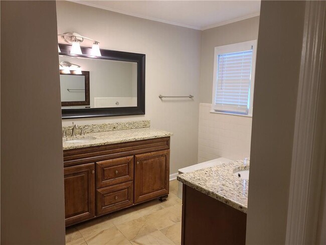 Building Photo - 2520 Riverglenn Cir