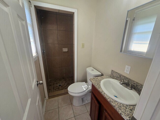 Building Photo - Single Family Home 6 Bedroom 2 Baths