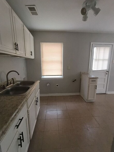 Building Photo - 2551 Dakar Ave