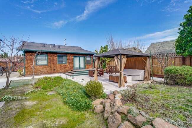 Building Photo - Quaint and Cozy One-Story Craftsman-style Home nestled in the sought-after Sunnyvale neighborhood...