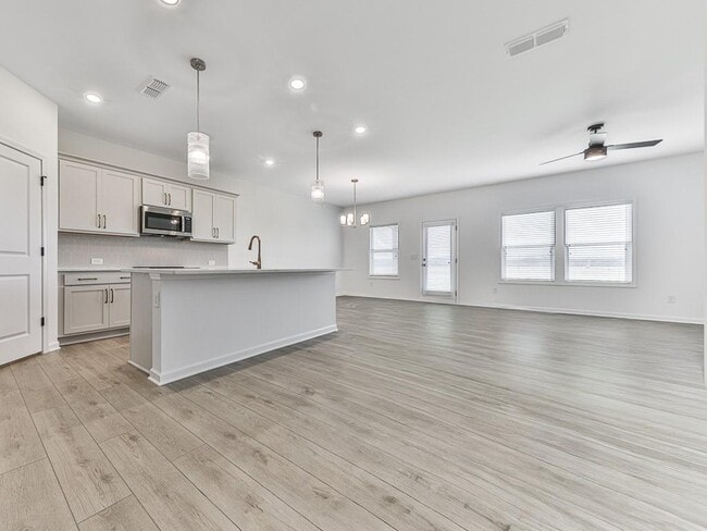 Building Photo - 611 Elwick Ln