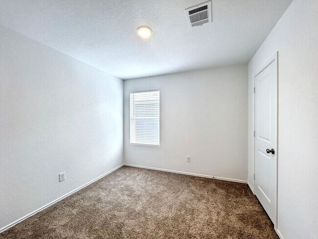 Building Photo - 3-Bedroom Home in a Quiet Neighborhood / P...