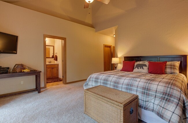 Building Photo - Seasonal Rental- Available through April 30, 2026