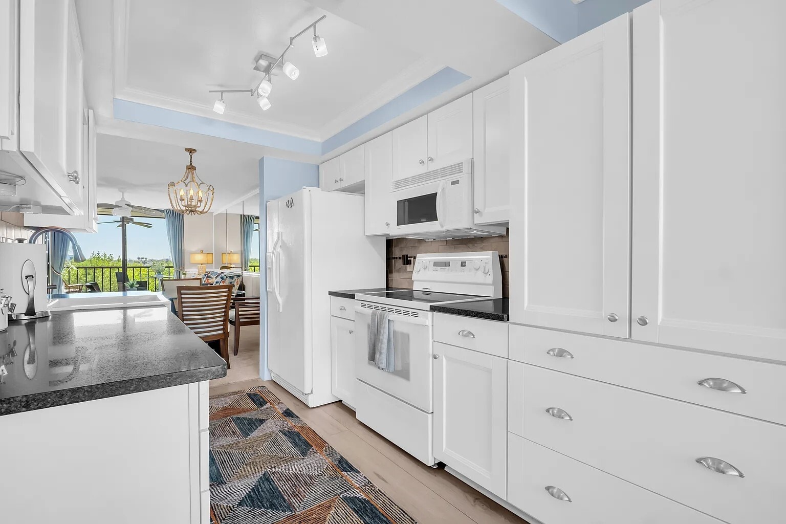 Kitchen - 1332 Pasadena Ave S