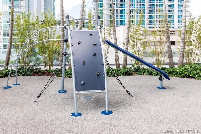 Building Photo - 650 NE 32nd St