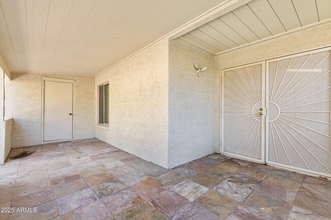 Building Photo - 1120 N Val Vista Dr