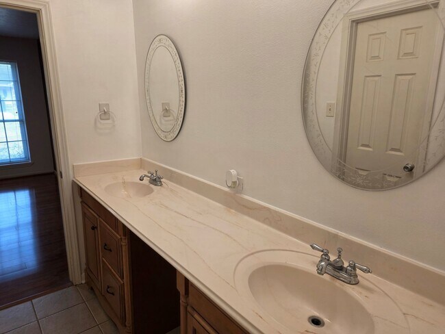 Building Photo - 2121 Redwood St